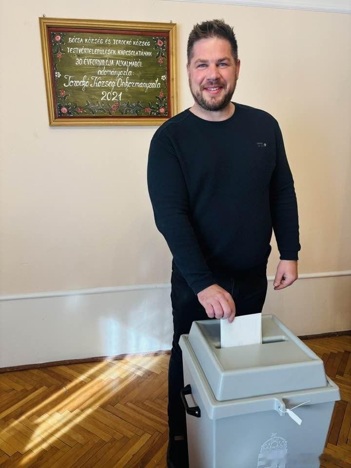 亲欧尔班党派的匈牙利博克萨市市长投票支持反对派蒂萨。他说“我反对俄罗斯的影响，支