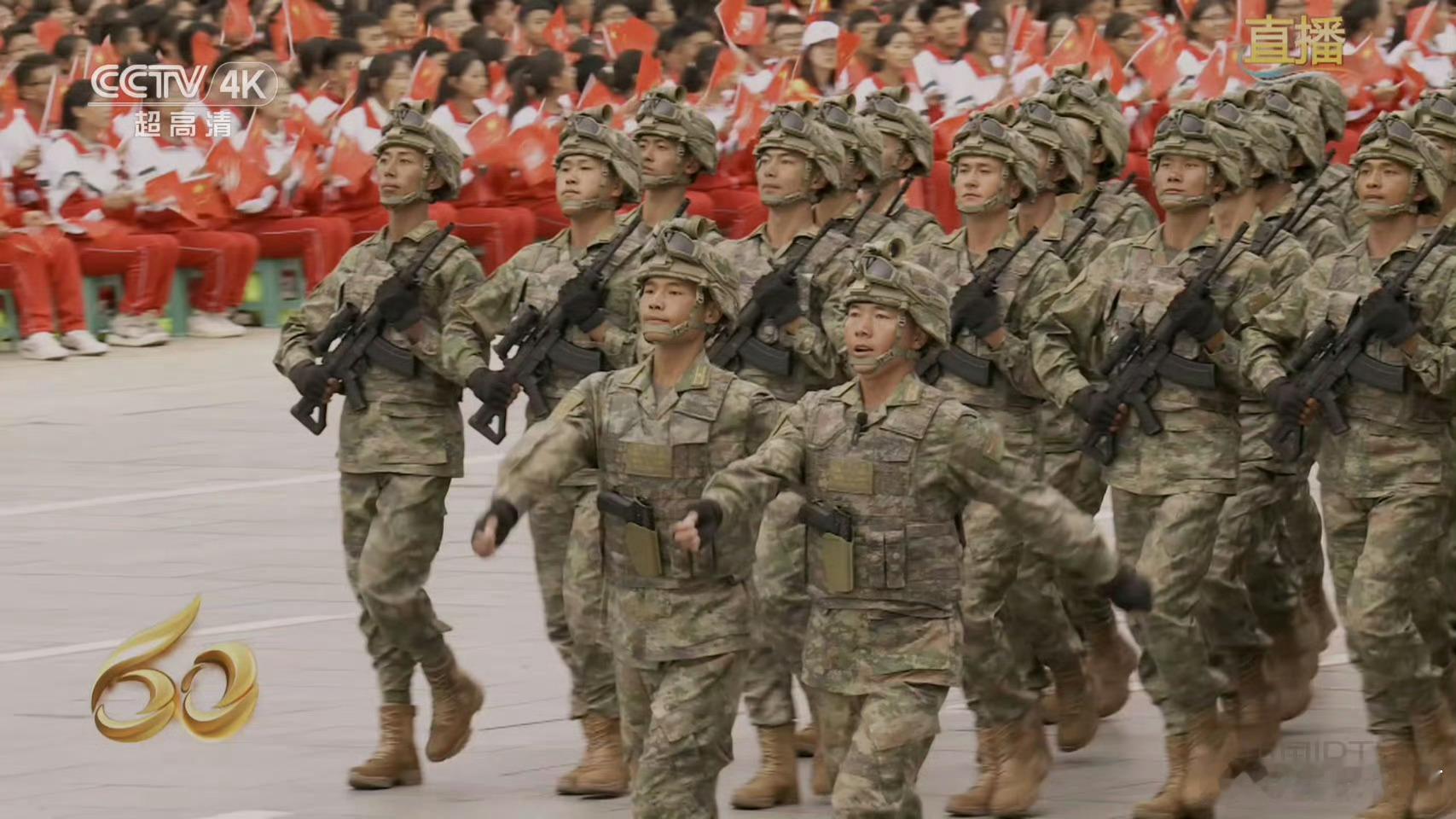 西藏自治区成立60周年驻藏部队武警公安在布达拉宫广场搞了场小阅兵，解放军都是19