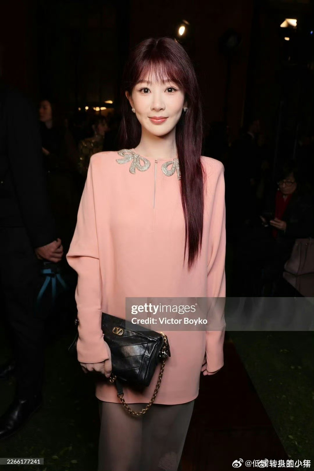 杨紫戴的假发杨紫罗马时装周G社生图，这套衣服挺好看！杨紫戴的假发 杨紫说没接综艺