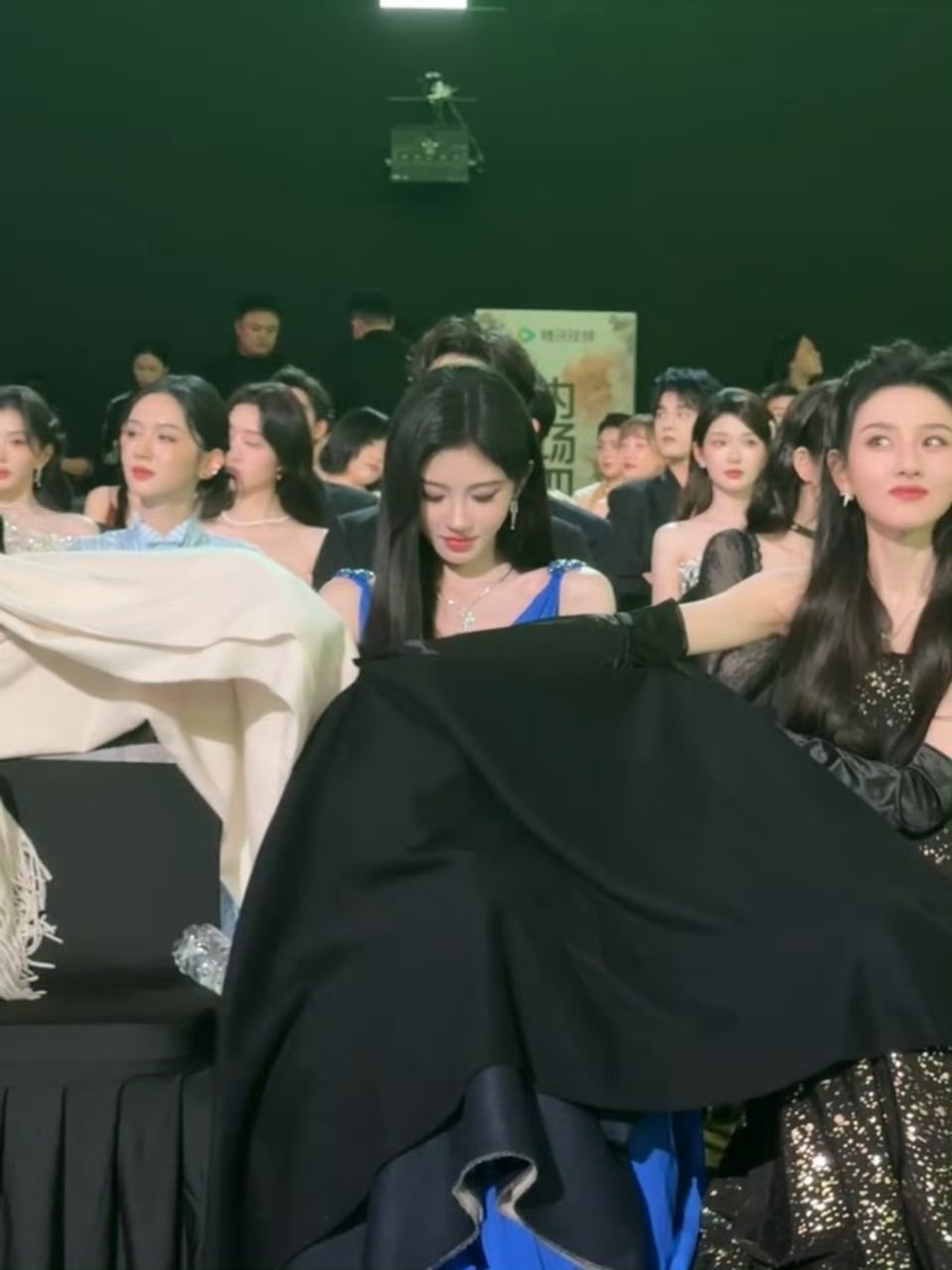 陈都灵鞠婧祎宋祖儿热聊今天三位都非常美丽！陈都灵鞠婧祎宋祖儿聊啥呢