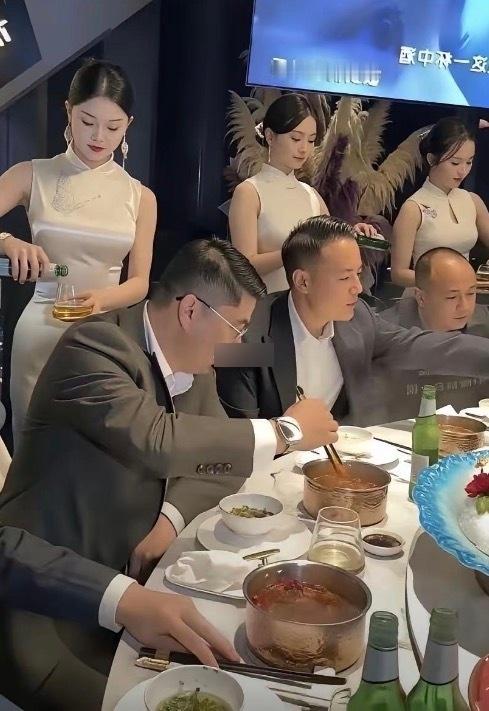 这顿饭吃的不是味道，是排面。

独立包厢，三位旗袍小姐姐全程倒酒服务，单人铜锅小