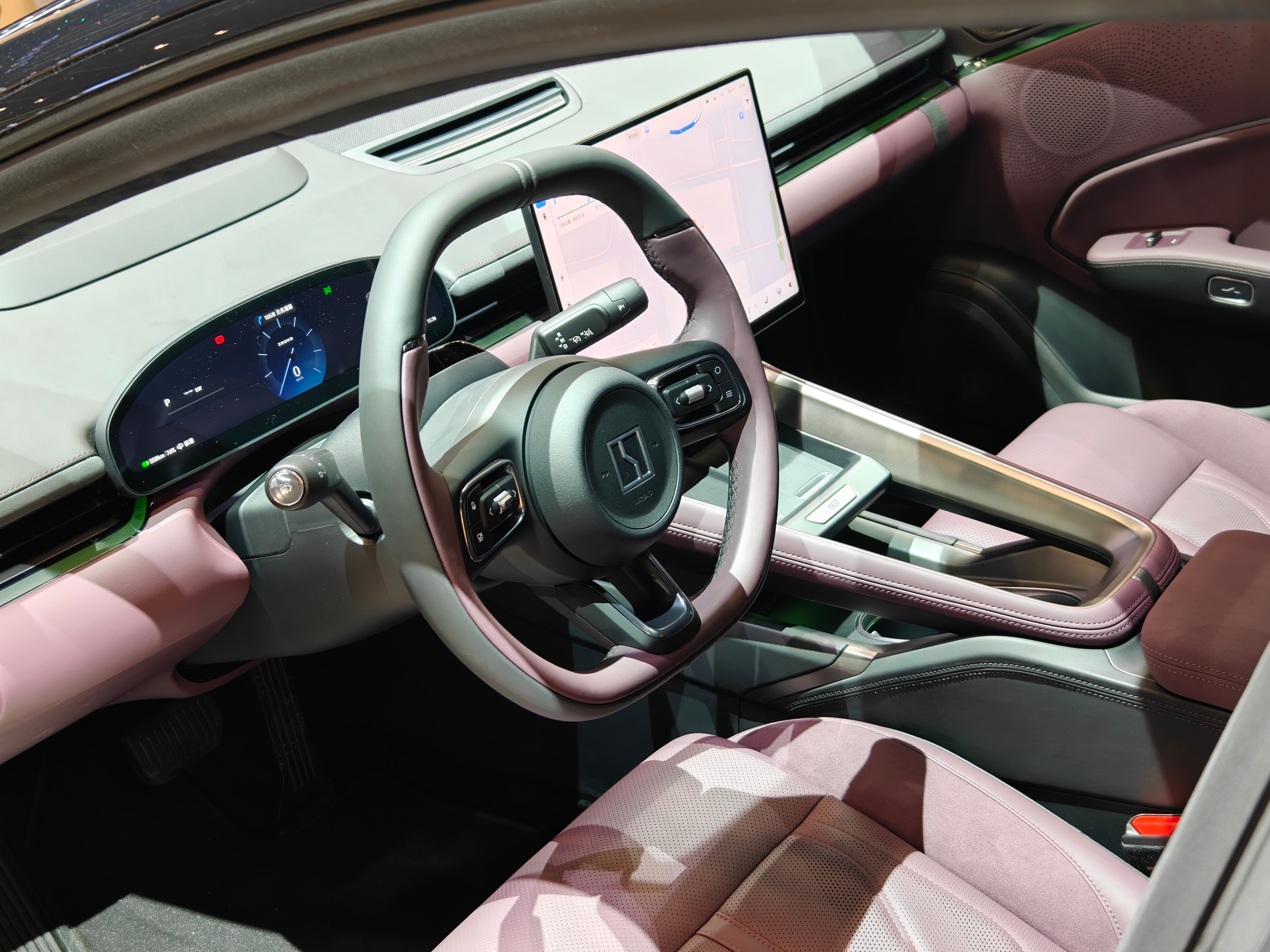 北京车展的第二个媒体日，腿确实快走断了，但心情却是越逛越兴奋，无他，国产汽车的百