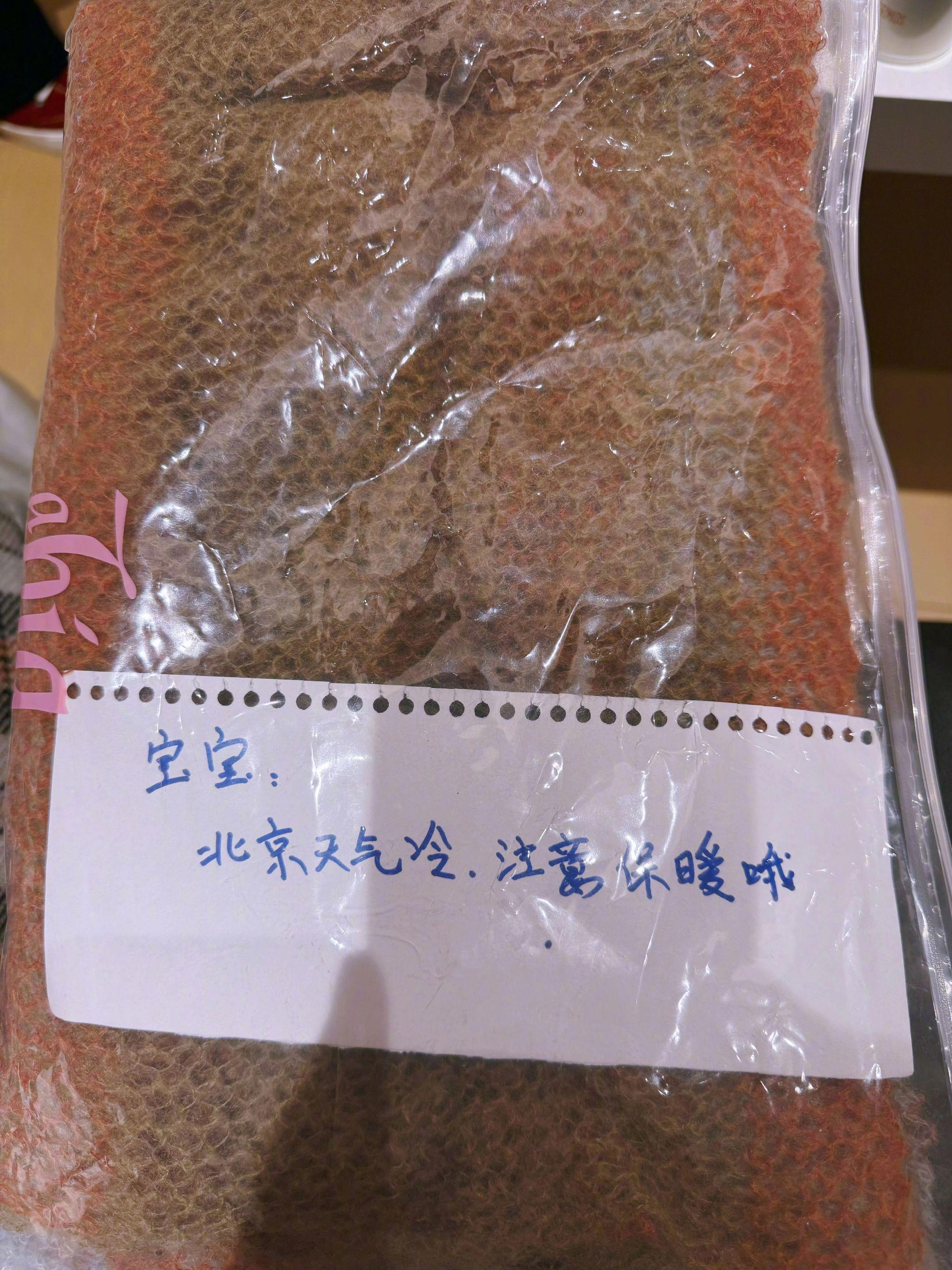 张馨予｜妈妈的爱。“保持天真因为有妈妈一直宠着，妈妈织的围巾真的好好看...