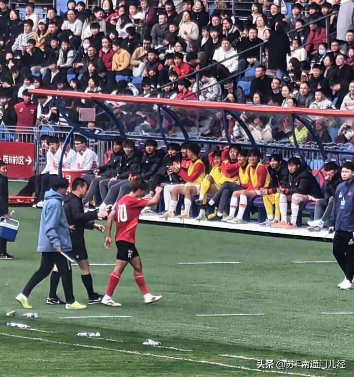 上周苏超热身赛的情况给南通队敲响了警钟！一群平均年龄只有19.8岁的小伙子，正值