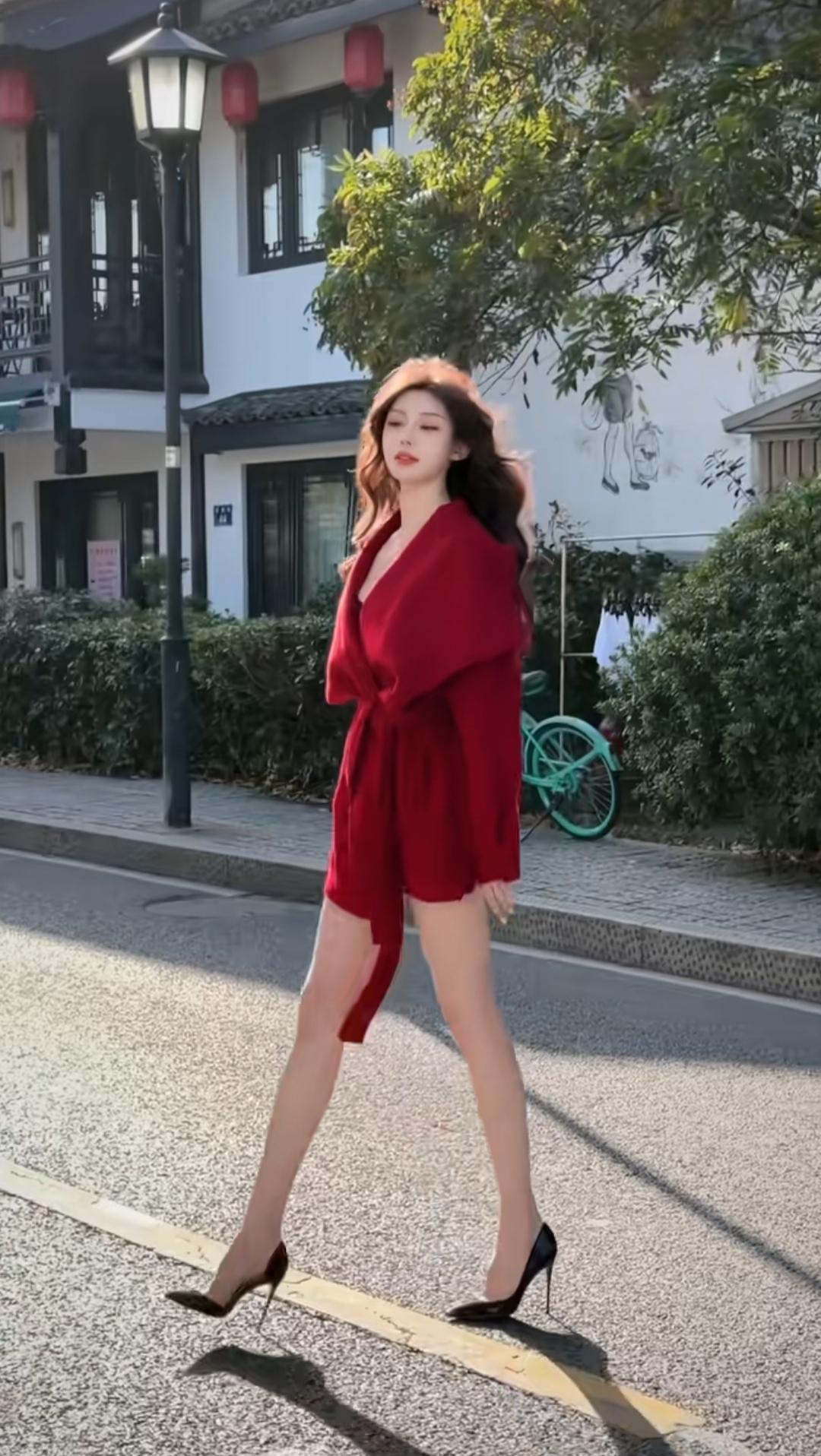 烟火起，照人间，举杯敬此年。
不言弃，昂起头，杯酒敬自己。
穿红妆，踏新年，佳酿