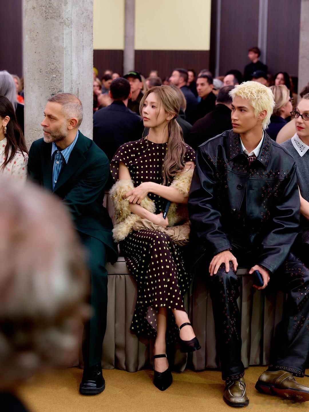 米卡赵美延同框能在米兰秀场看到他们同框真的很意外，松弛感与精致感完美结合，自然互