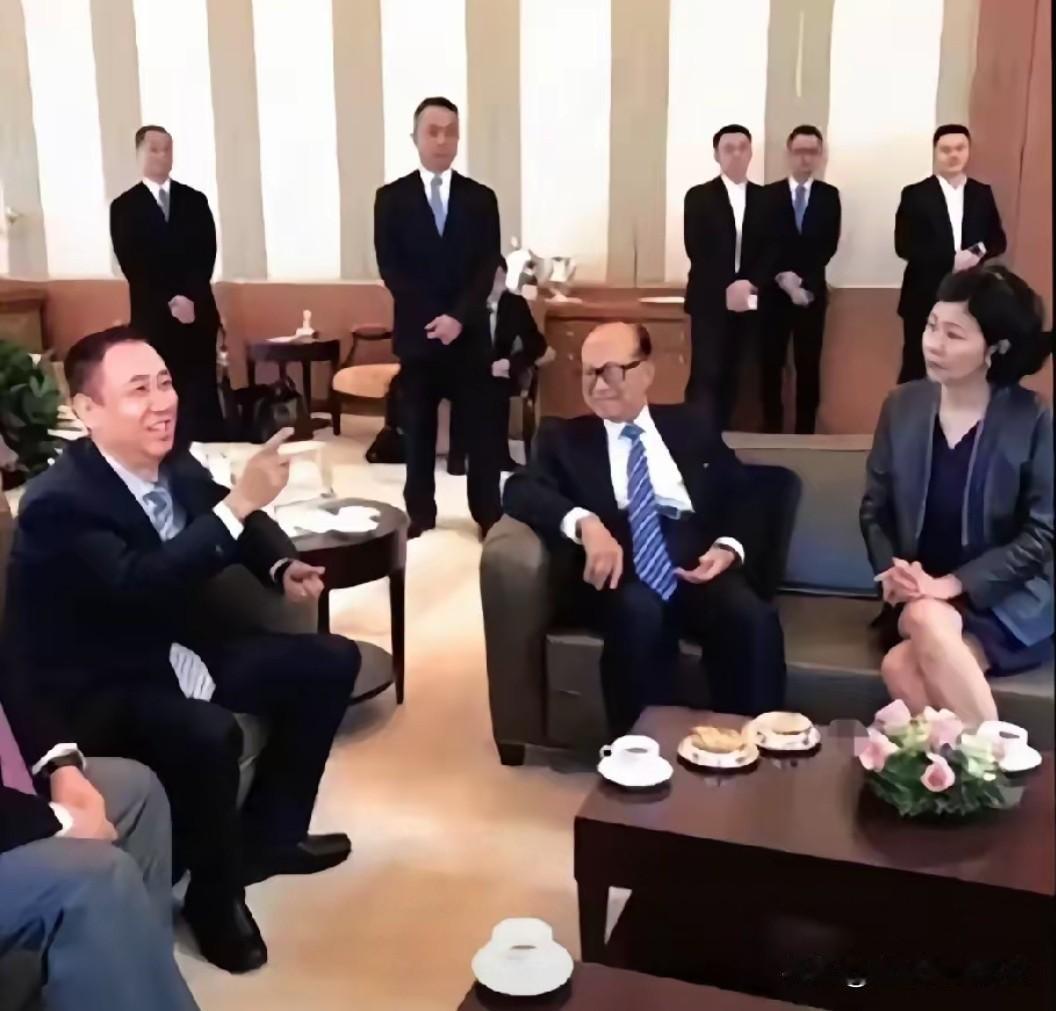 当年皮带哥拜访李嘉诚时的合影，那时的他可谓是风光无限！
李首富：“我就听你吹牛皮
