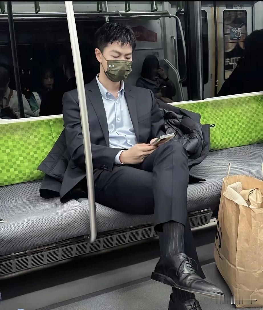 笑不活了[捂脸]！一网友说她在地铁上看到一个男人，感觉是那种家世很好，很有钱，很