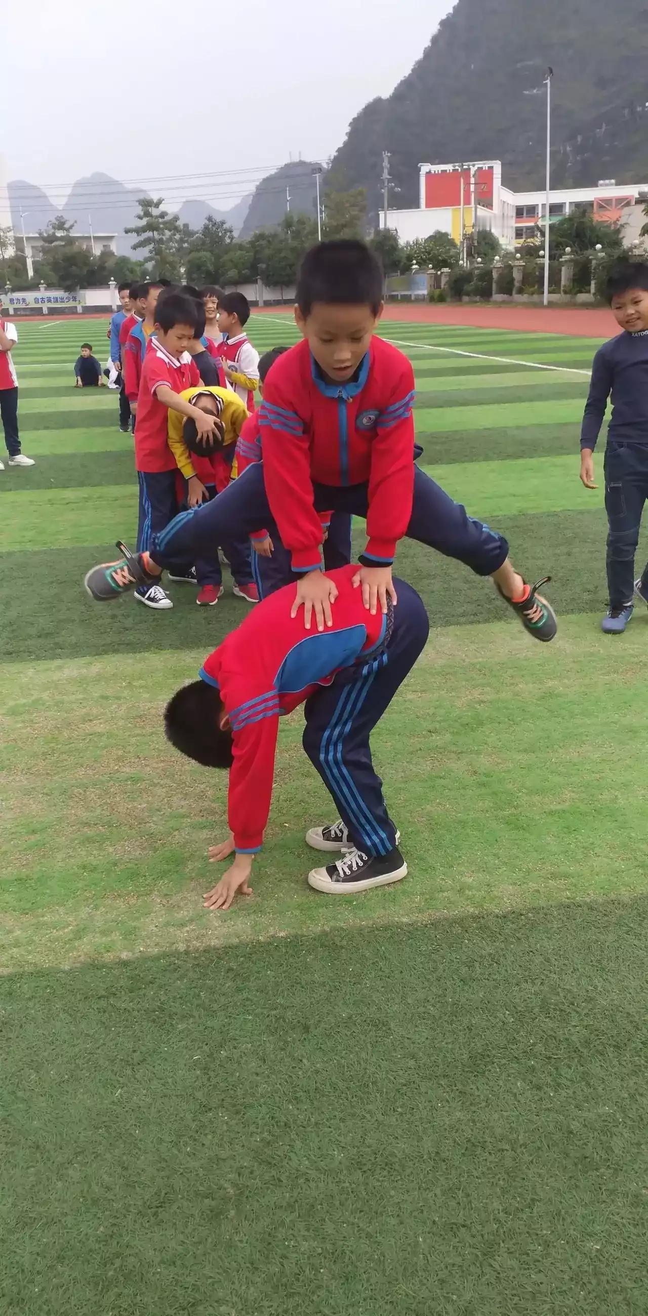 儿时“戏驼子”
儿时最戚戚摸摸（千方百计）想玩的一种“戏驼子”游戏，20世纪五六