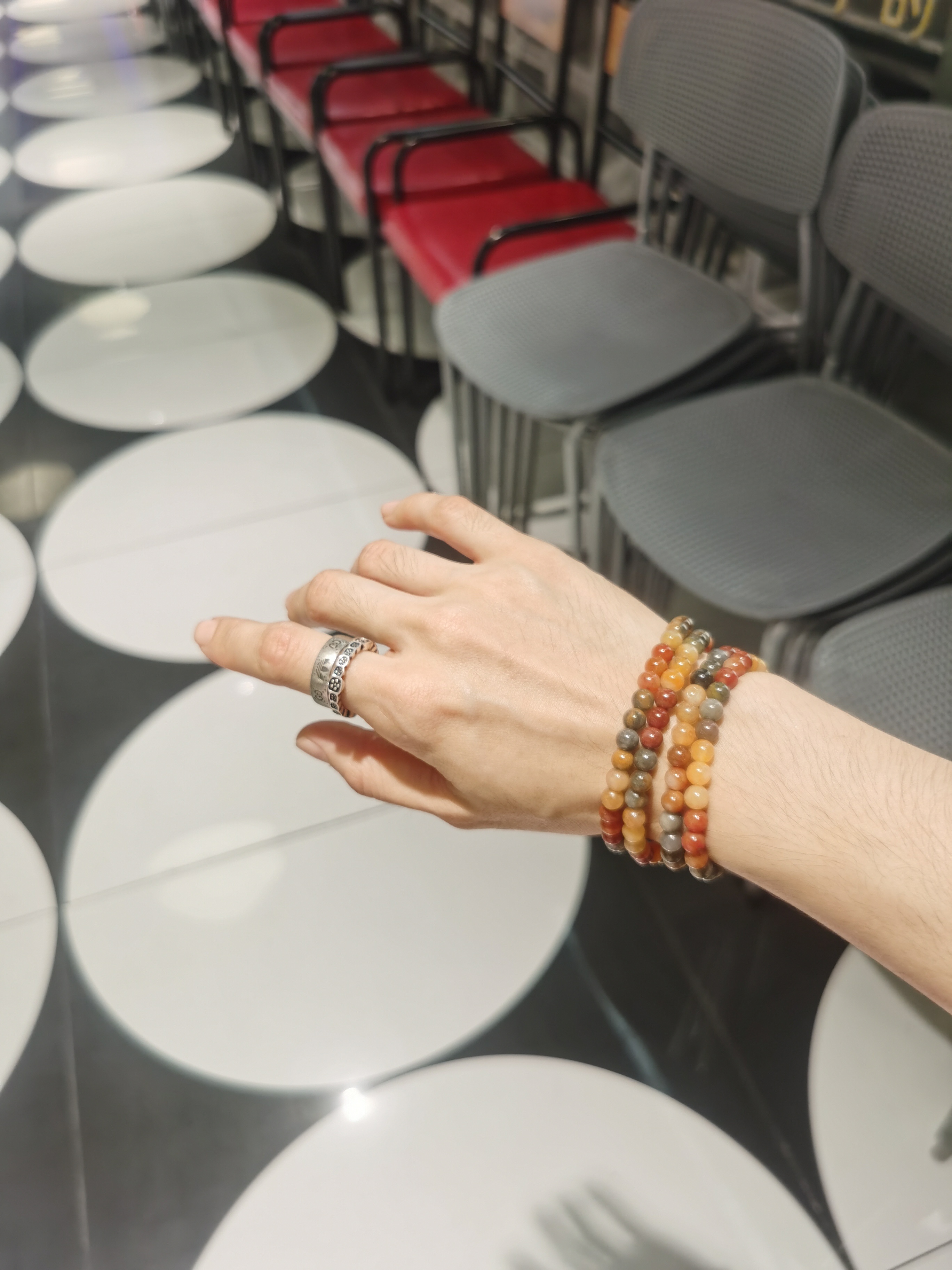 新入手的串，不错是不错但是夹汗毛有点疼，真没招了，但是脱毛是不可能脱毛的[揣手]