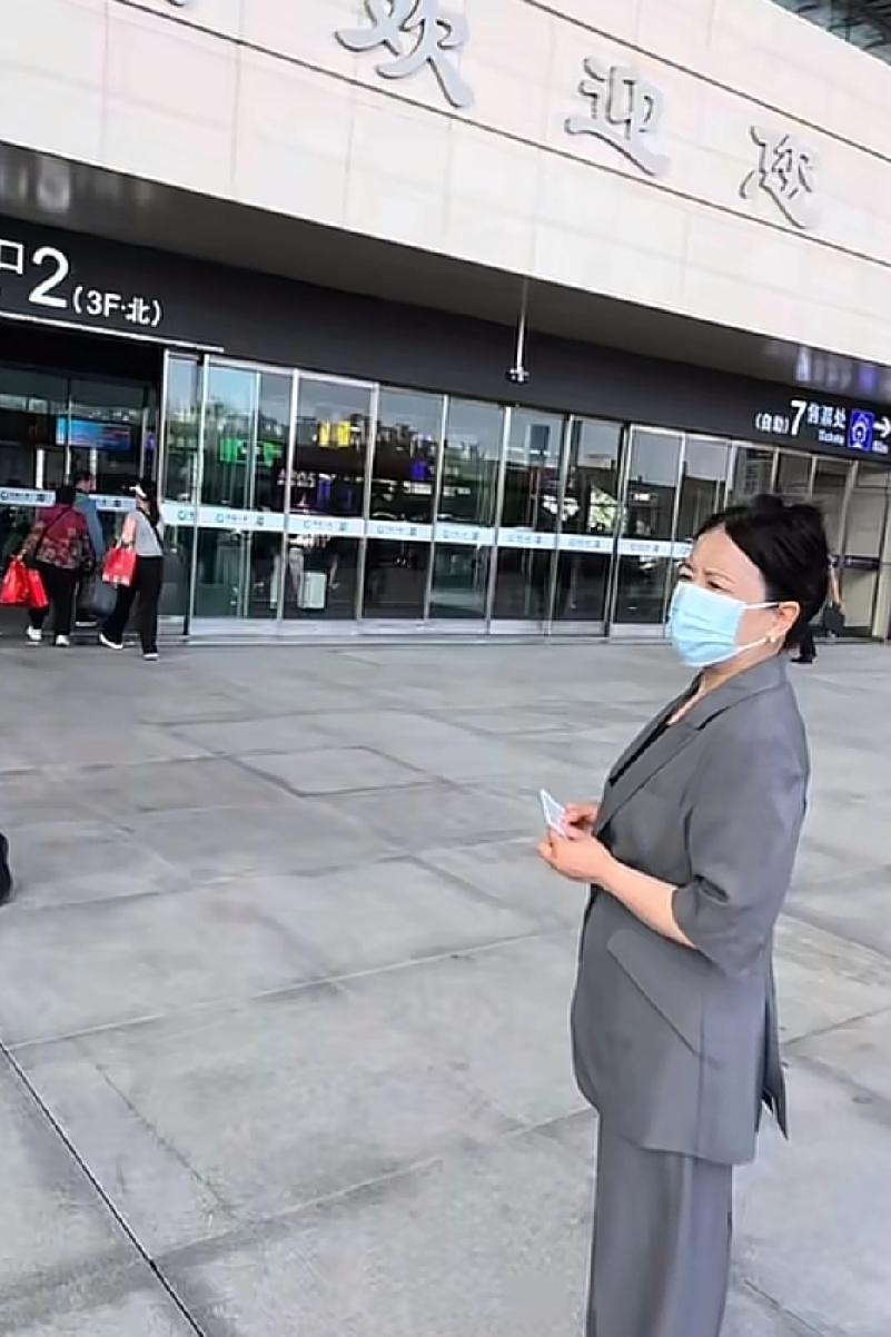 三拒被驳后，许妈今天更新作品：
许妈文案中写到：世界破破烂烂，总有赤诚执着前行的