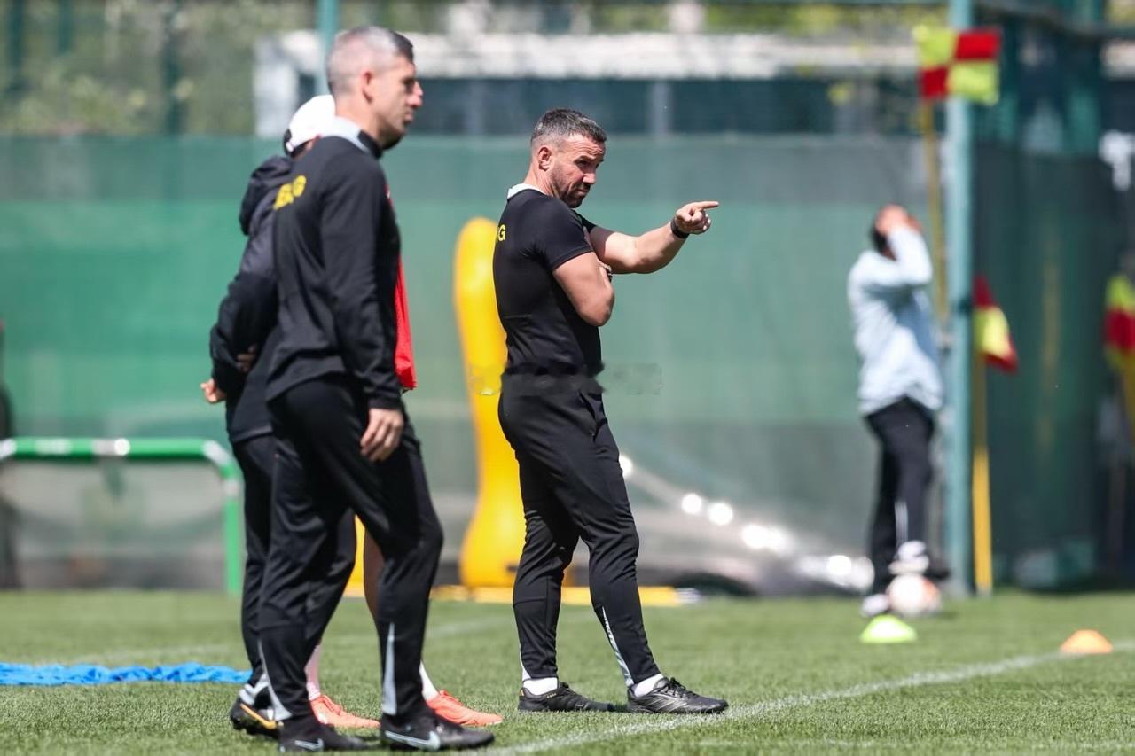 北京国安北京国安vs成都蓉城 国安助理教练安德鲁：“开始进入比赛状态 💚💛”