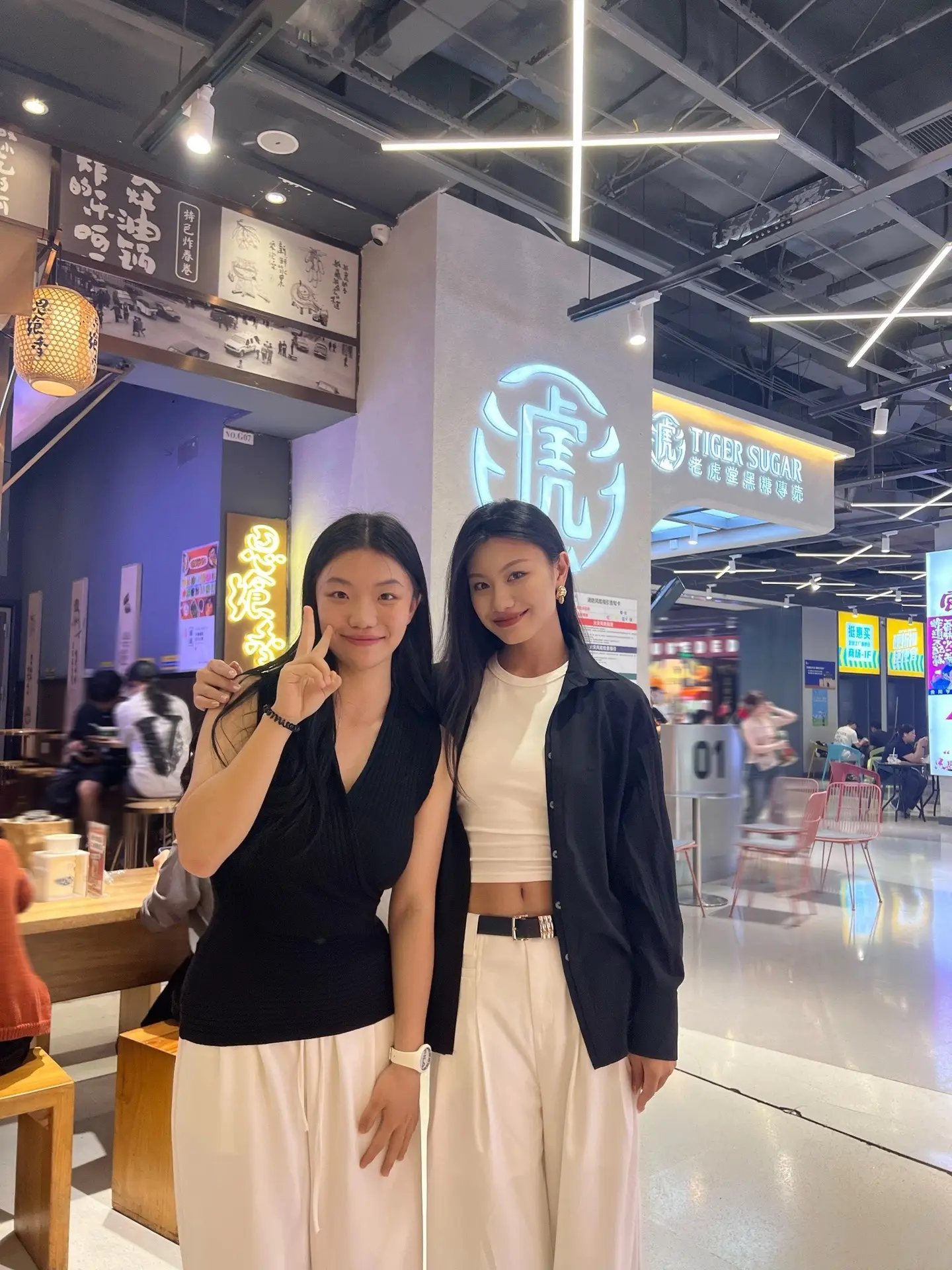 哎呀姐被抓到了，那就发个新鲜合照吧～出街吃饭被抓到要了合照，下次碰到我来打招呼的，我就把你们都放我手机里哈哈哈哈哈🤗🤗