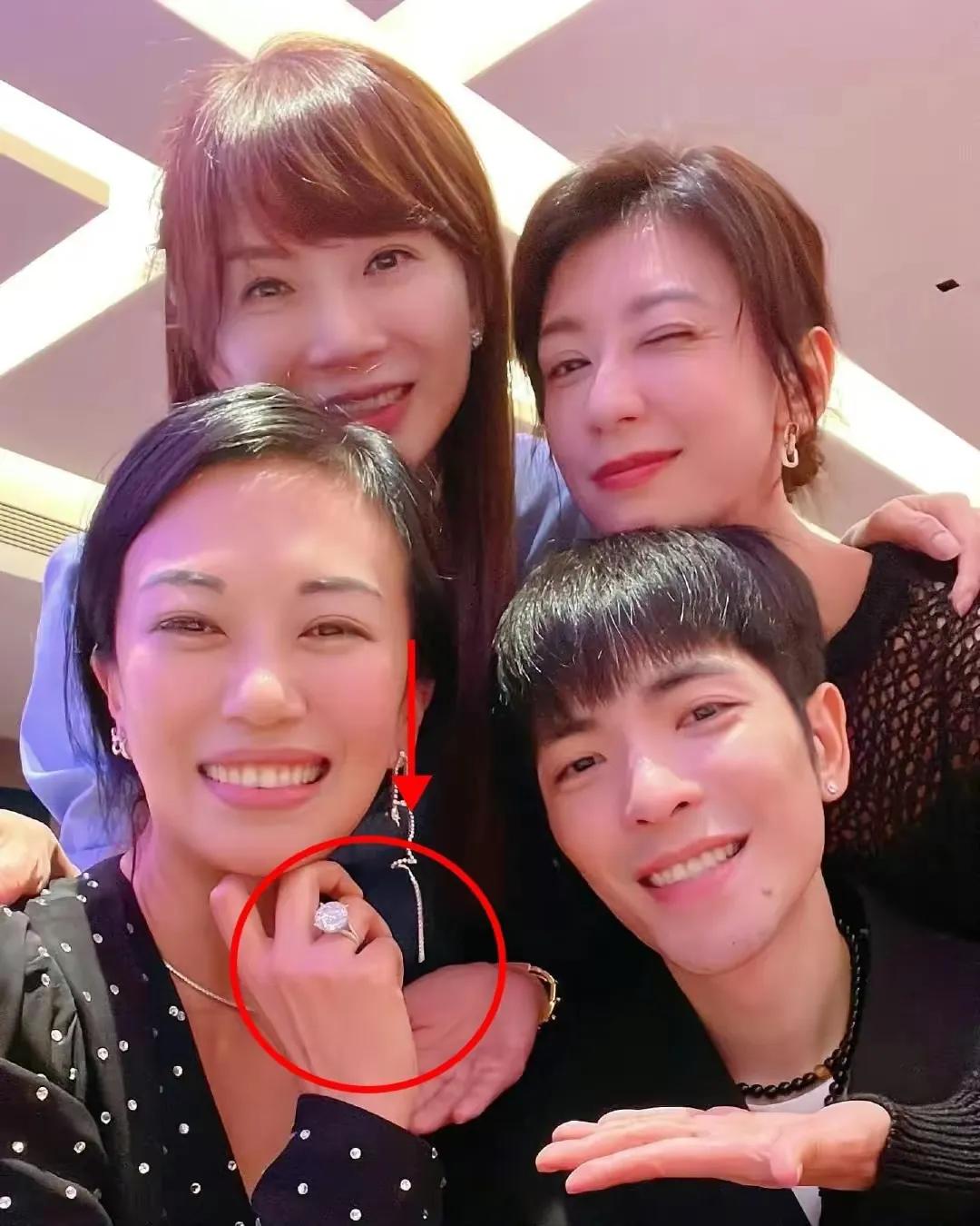 太有心了！萧敬腾送给未婚妻的钻戒，拥有两大亮点:

1、钻戒的价值

据悉，这款