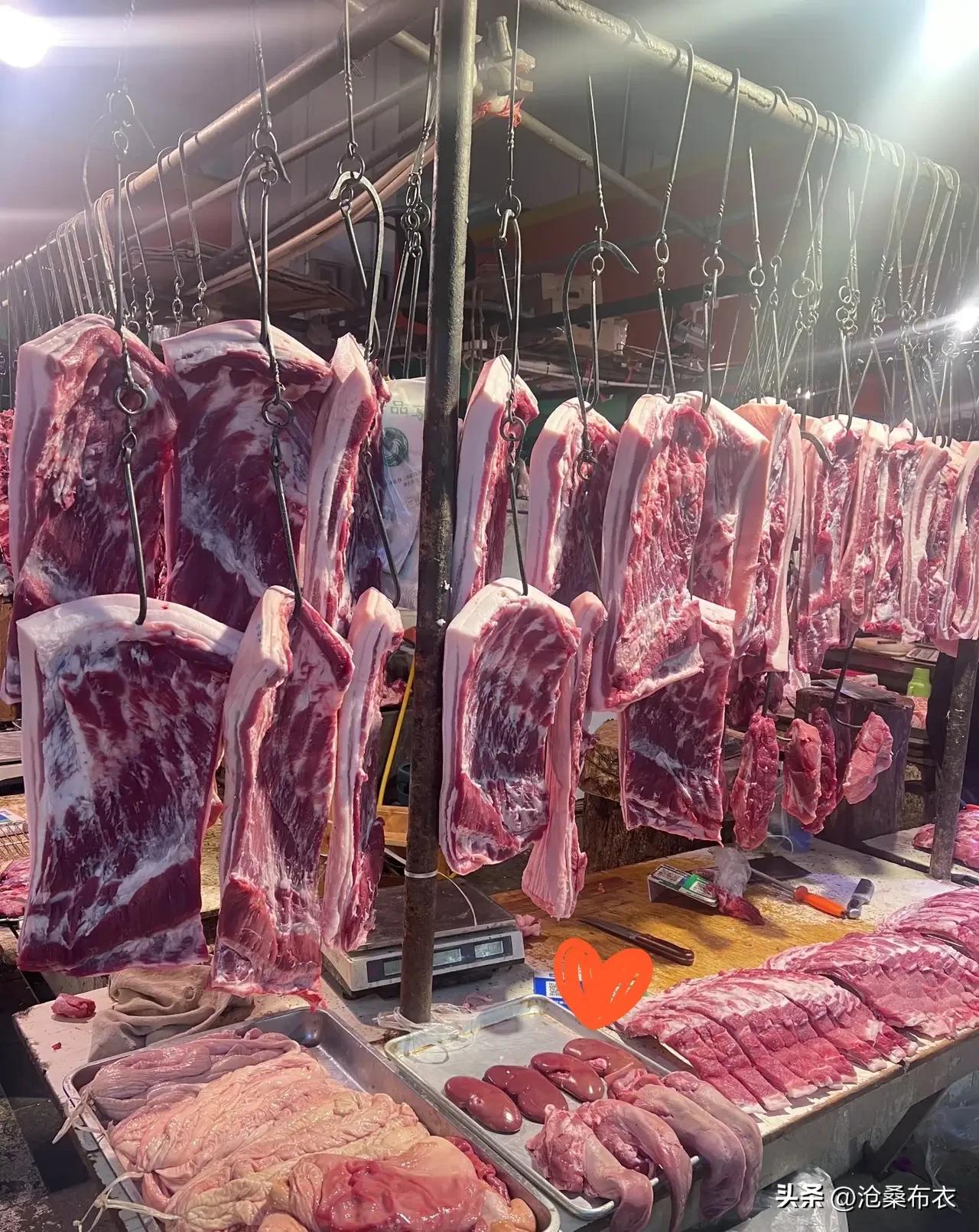 生猪跌价到不足5元/斤！近日，全国各地的猪肉价格普遍下跌，生猪出栏价格跌到不足5