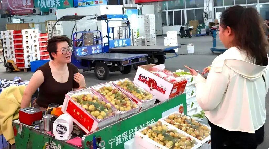 【降价了！宁波人爱吃的冬枣大量上市 】8月4日，宁波果品批发市场冬枣迎来旺销，货