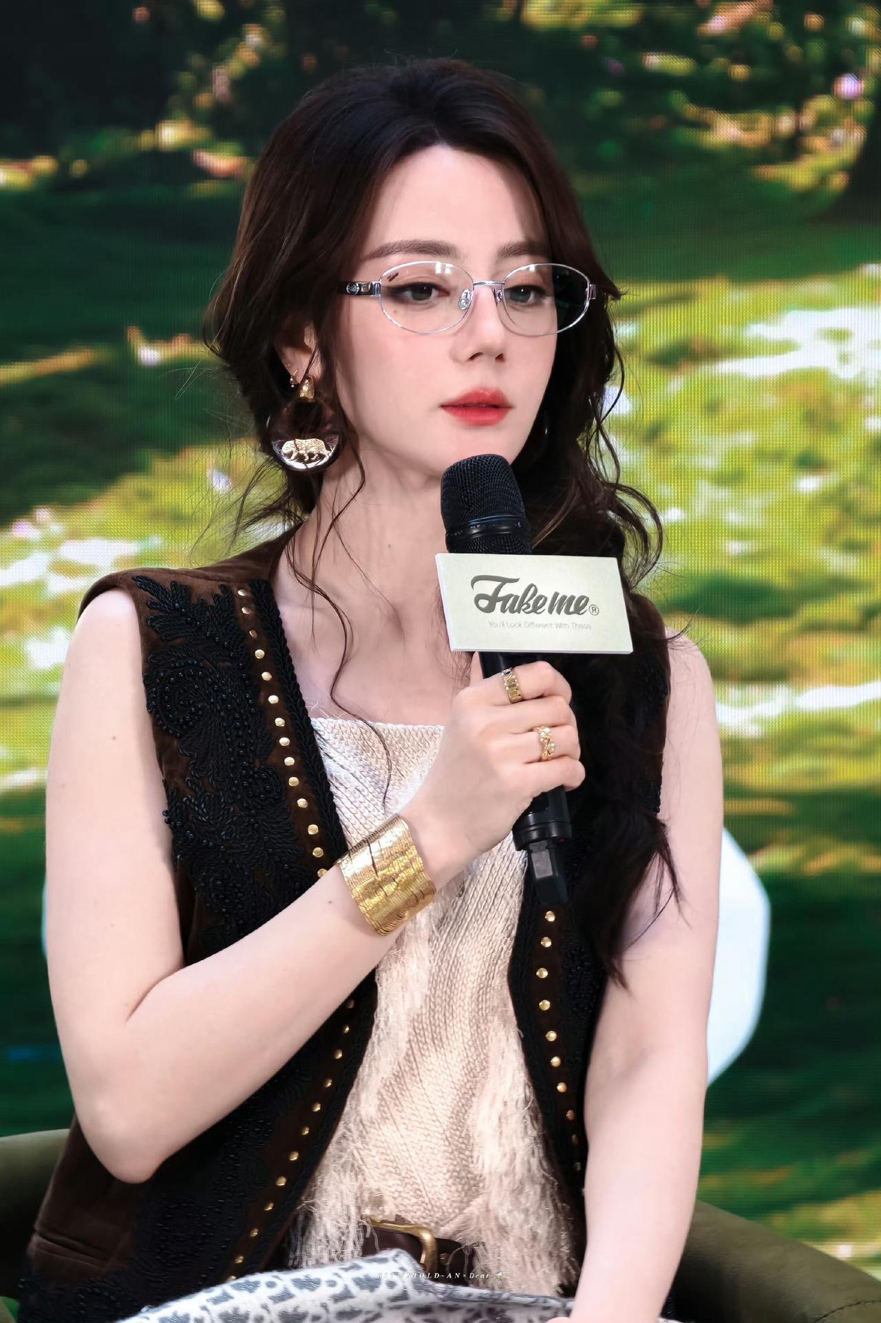 热巴这霸道女总裁即视感，这也太酷了吧！