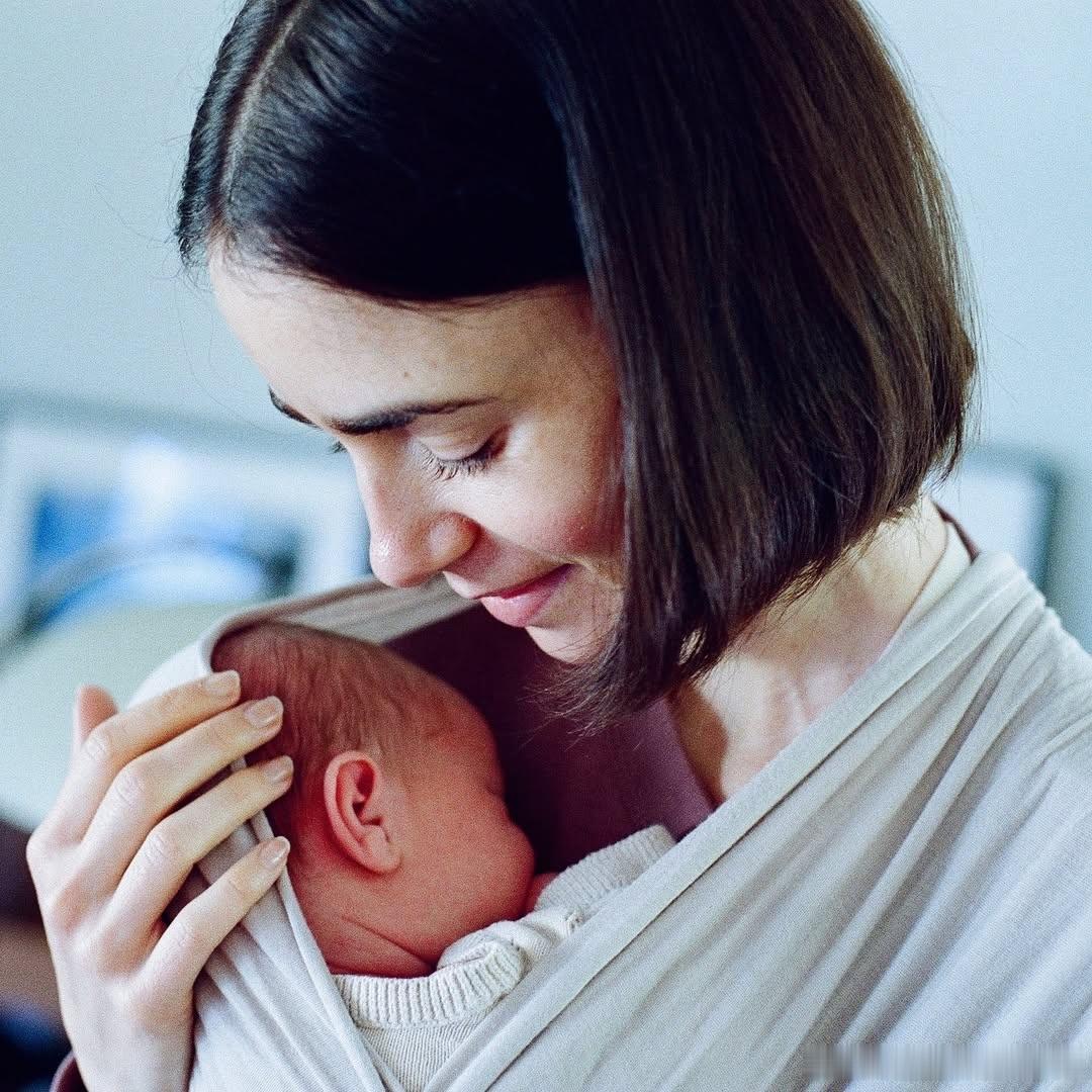《艾米丽在巴黎》女主Lily Collins晒出了她代孕来的孩子、庆祝母亲节：“