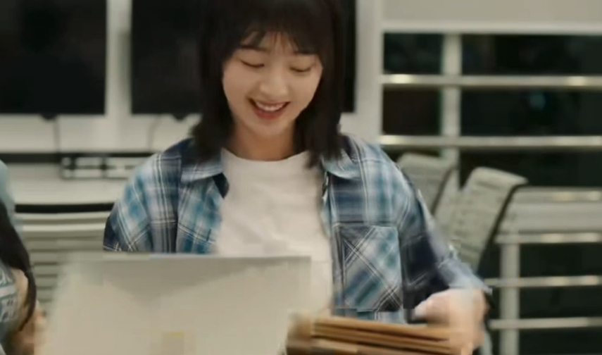 邓恩熙演得我想家了 邓恩熙演孔桂芳下班发消息说做粉蒸肉等儿子回家，那期待的眼神，