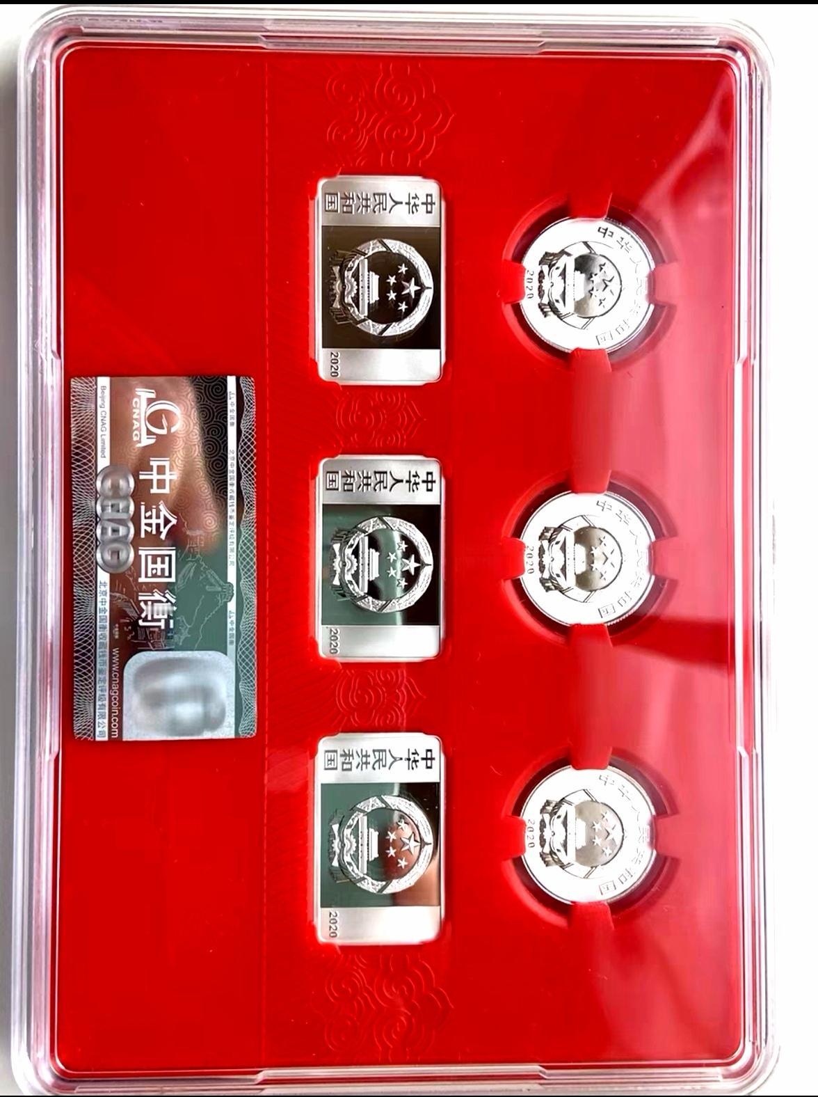 去年还是一千四五的价格，但是去年银价低呀，到了年底到了差不多两倍，这套银币价格也