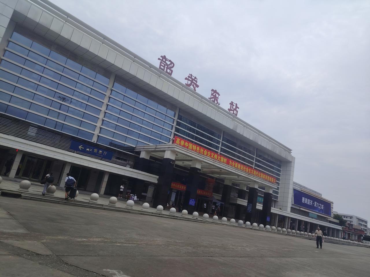 暑运现场！韶关东站迎来学生出行大潮，老车站焕然一新
 
作为一座老普速车站，过去