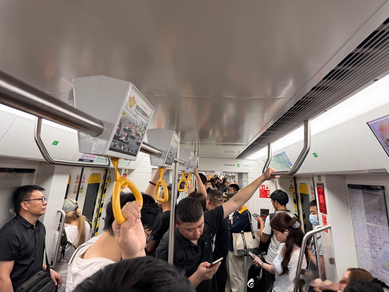 【深圳地铁冲暑运！】网友：2026年7月8日（周三）深圳地铁午间客流画面投稿。图
