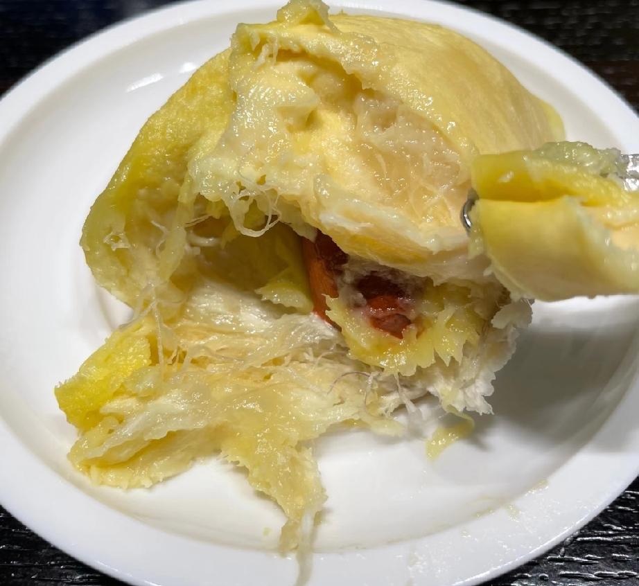 小红书果然没骗我，用微波炉烤过的榴莲实在太香了。

经常刷到小红书里烤榴莲的吃法