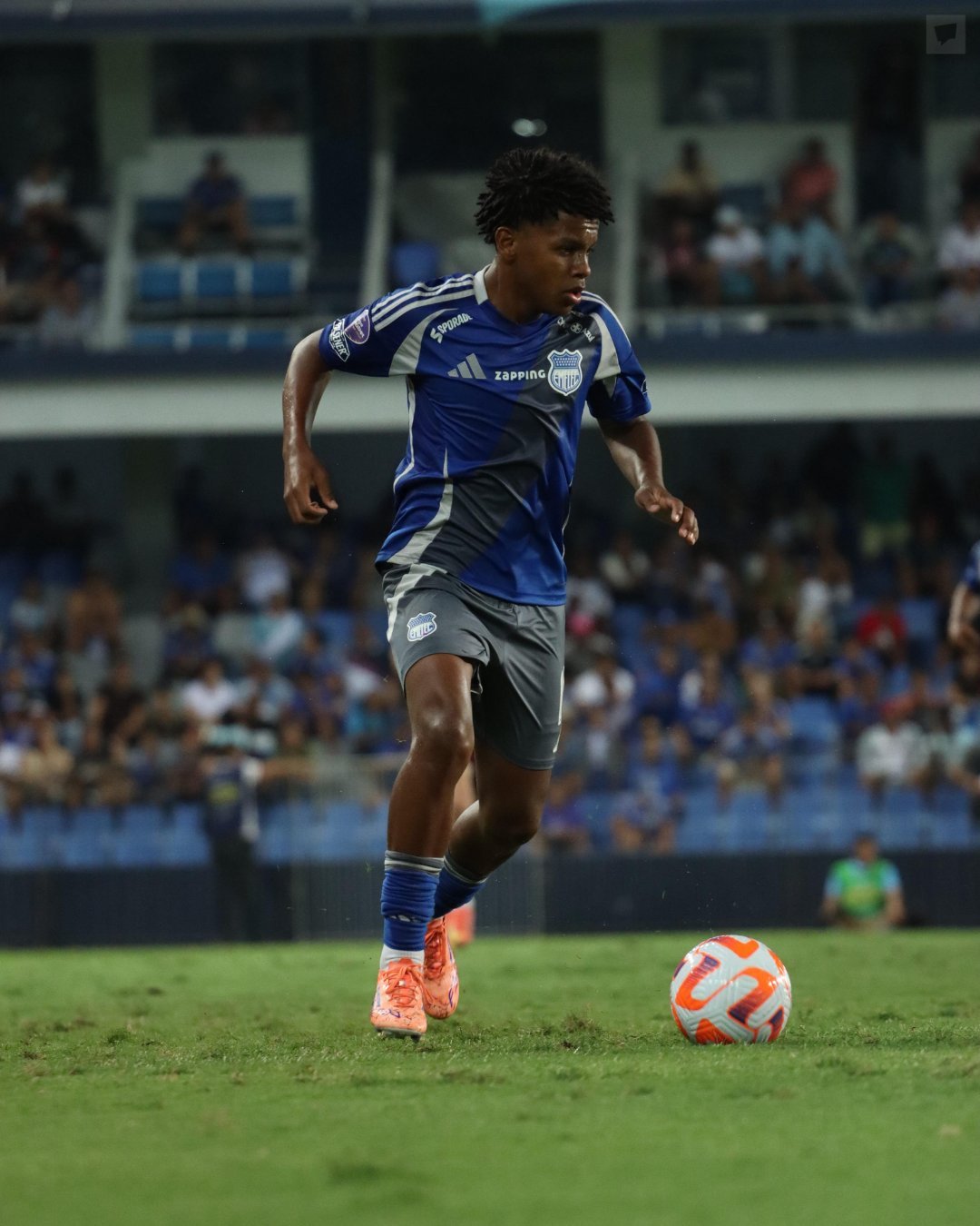 10后已经开始踢职业了，出生于2010年的厄瓜多尔小将路易斯·弗拉戈佐，已经代表