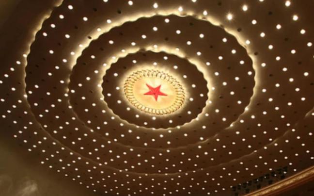 1959年，人民大会堂迅速竣工，耗时不到一年。毛主席来参观时，突然指着天花板笑着