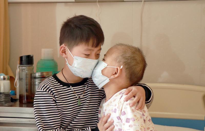 12岁女孩深夜捡瓶子养4岁妹妹，退休教师一个举动，改变两人命运

“姐姐，我困。