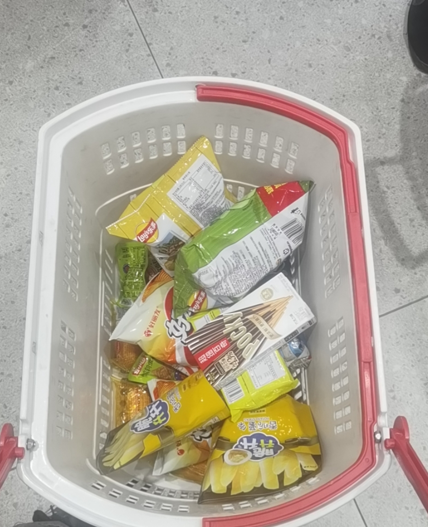 陪娃去了趟文具店，试写纸上写的都是孩子们的心声。。她说看到这些需要点儿零食来缓解