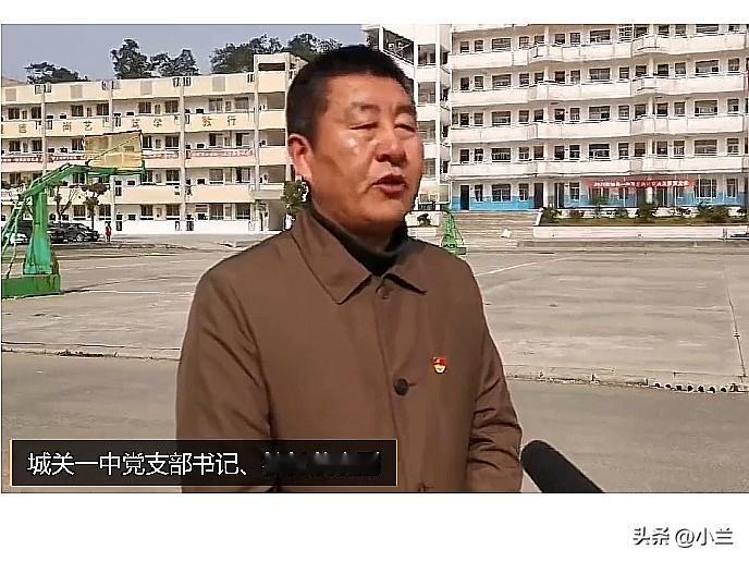 今天湖北谷城的蔡晓刚栽了，
他长期在谷城县的学校工作，
曾在城关镇中心学校、
第