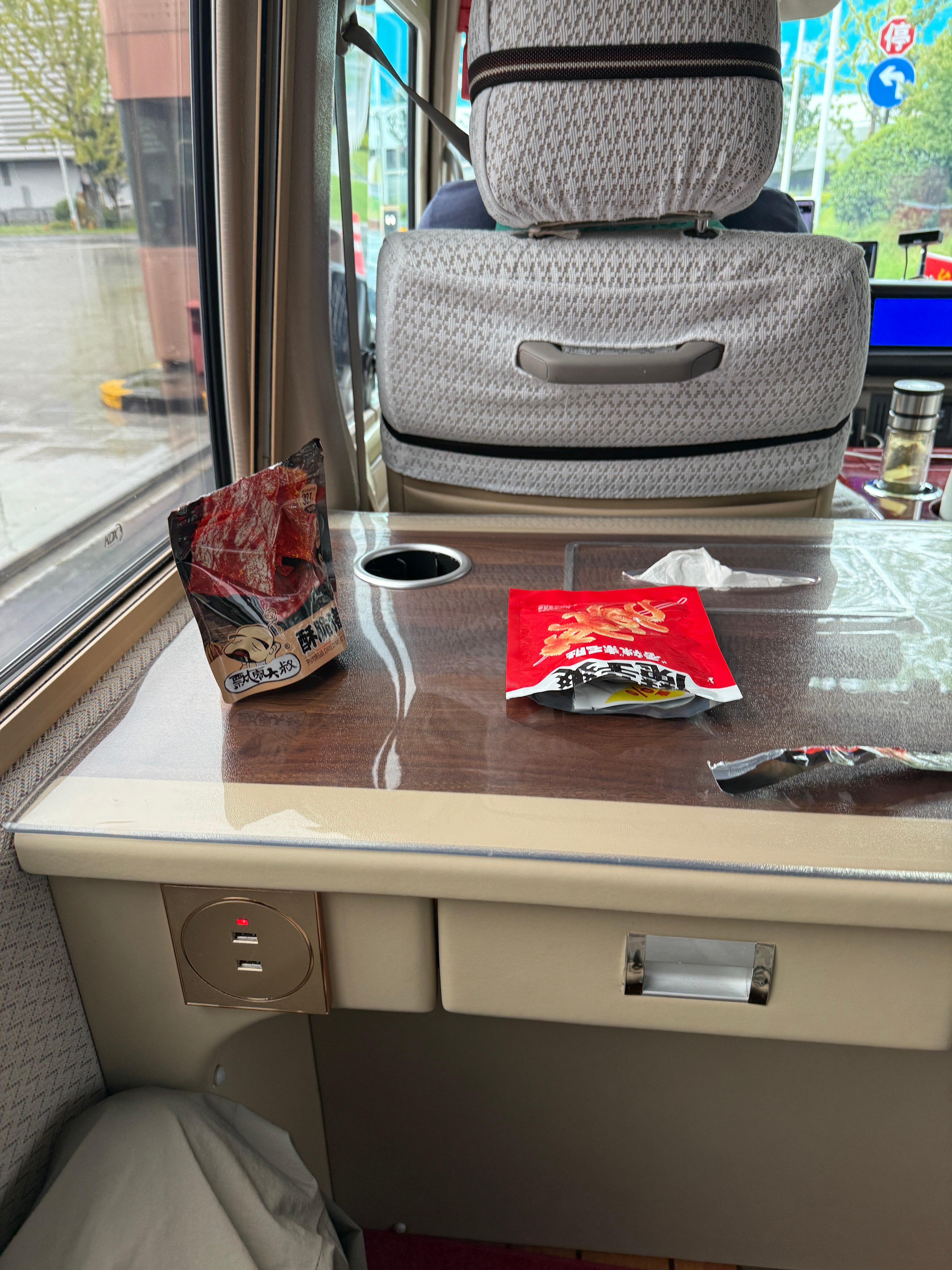 落地杭州要坐俩小时考斯特去安吉我看车上就我买了零食和面包这么长途的出行，竟然没人