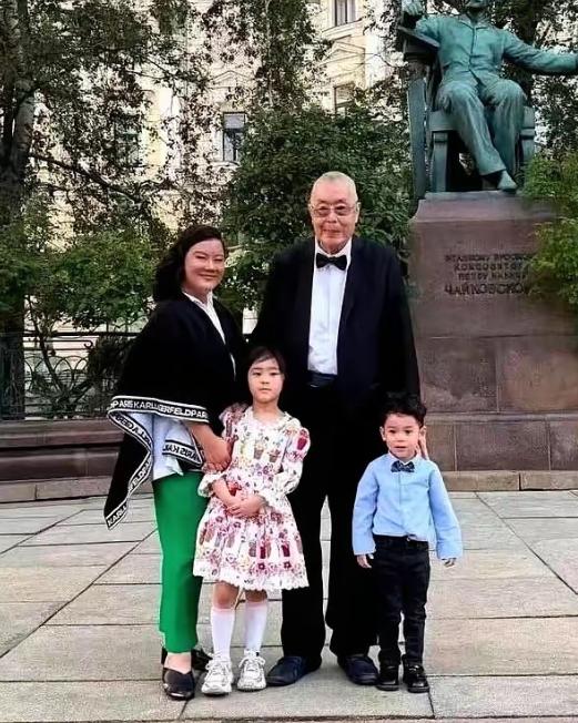 两次婚姻都走到了尽头，76岁时却迎来了人生的另一段缘分。
更让人没想到的是，到了