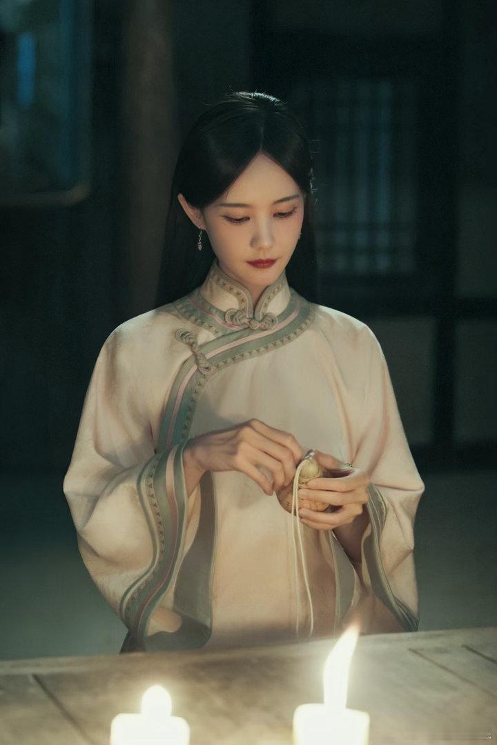 李一桐剧宣发江飞燕月饼李一桐发月饼中秋佳节惊喜上线！李一桐剧宣送出江飞燕主题定制