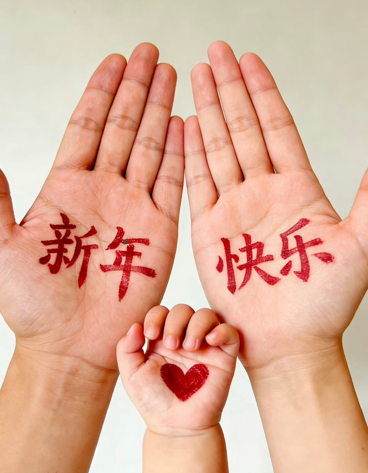 “一家三口👨👩👦跨年文案”1.✈️2026  我们来啦一家三口👪即将奔赴