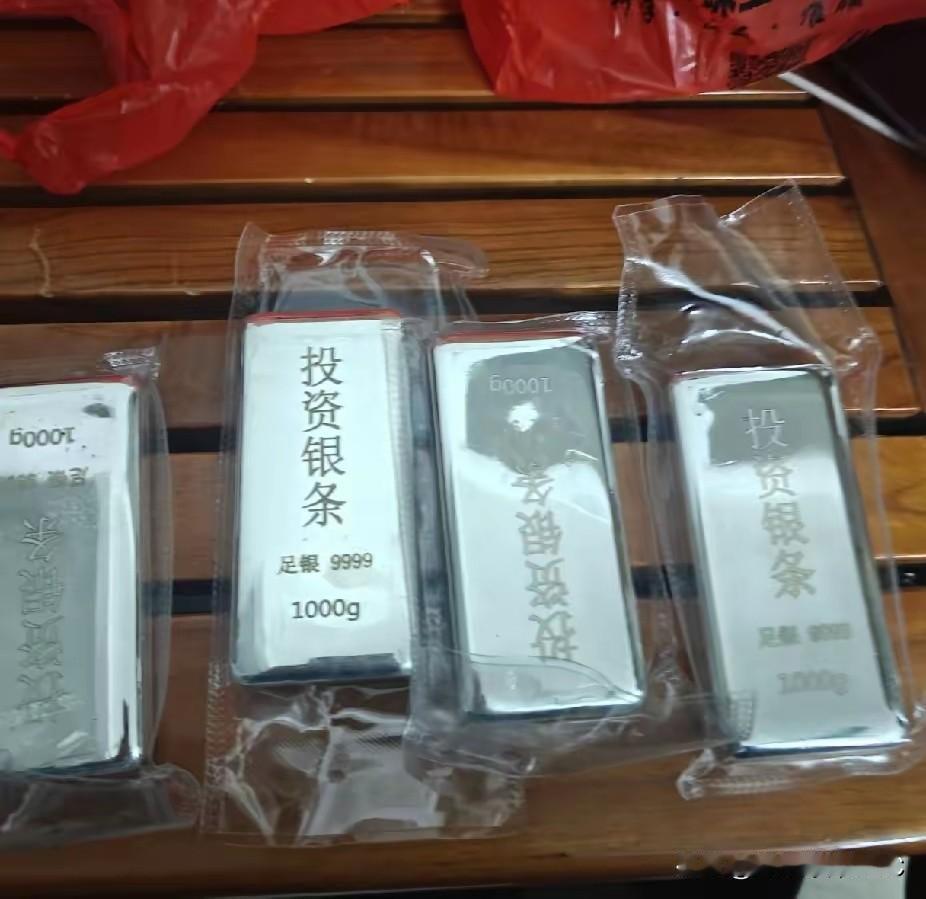 年后去水贝逛了一圈，这白银的行情简直是疯魔了。

23号上午那会儿销售价喊到了2