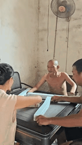 看得出来，这位大爷从年轻的时候就热爱打麻将，就算失去了双手也不会放弃打麻将这项活