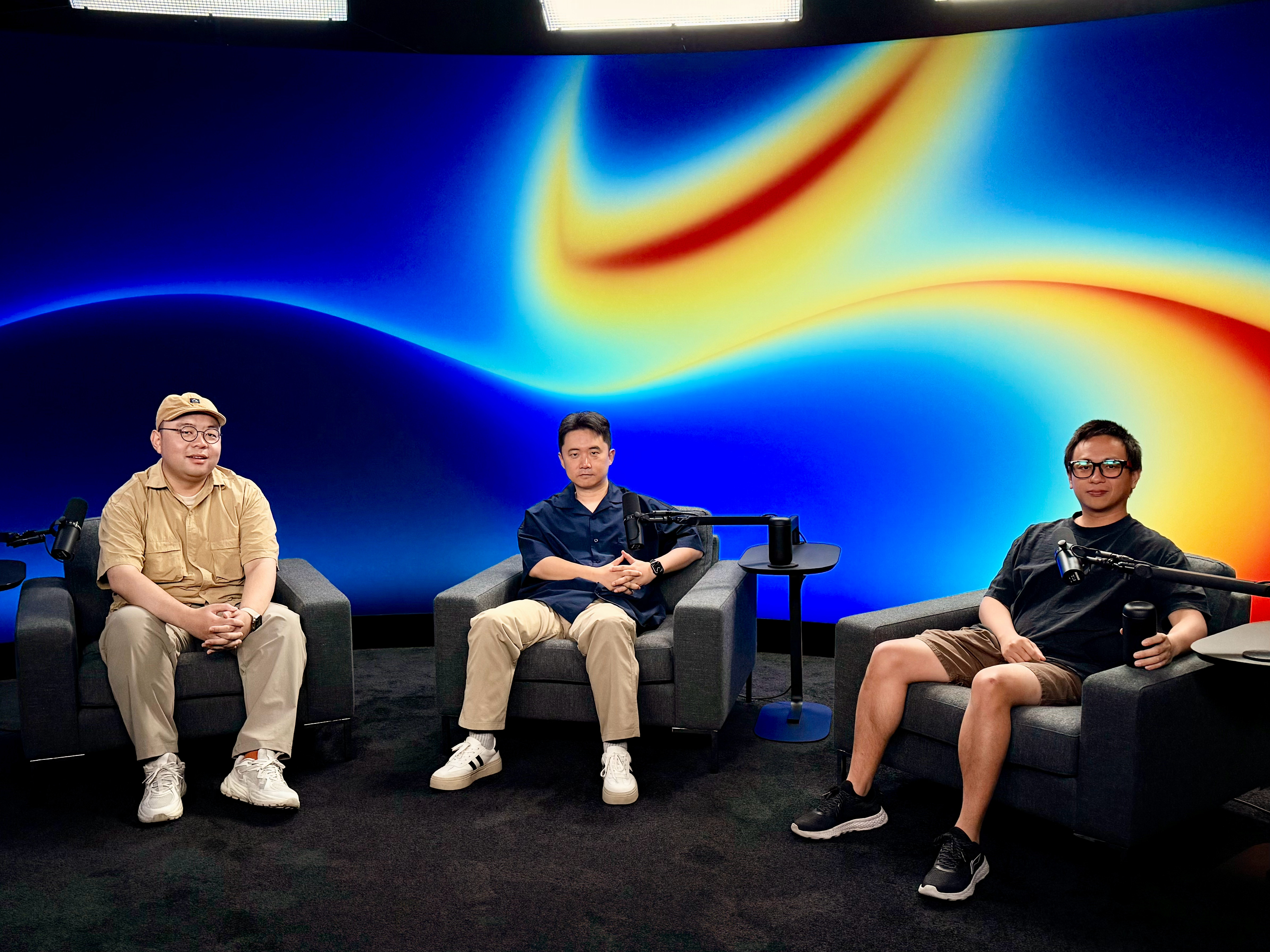 然后，明天下午我们还会发一期视频播客，一些我们在美国现场，体验完产品之后的闲言碎