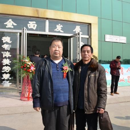 二月河和朋友，一张罕见的留影，这张合影拍摄于2015年，二月河与友人在一处教育场