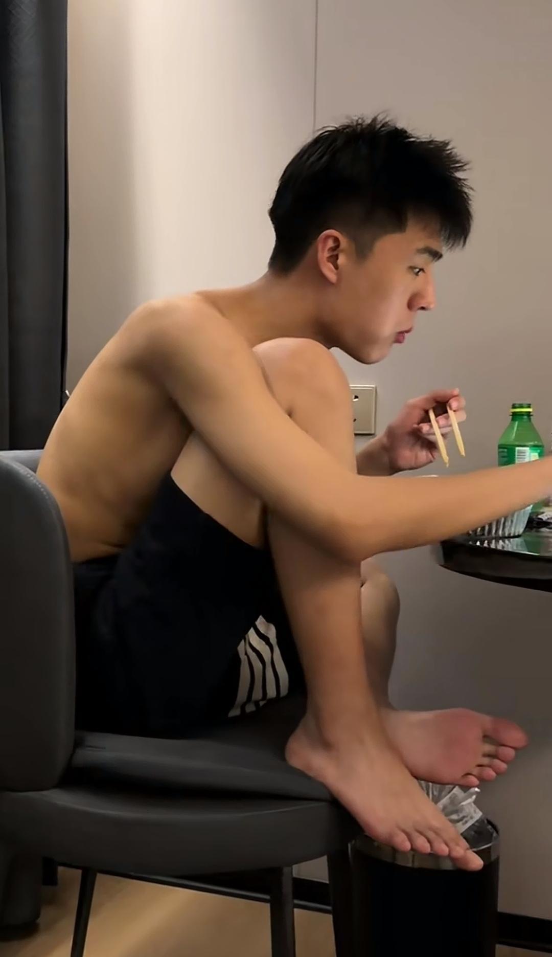 脸小的比较好看，留白少，折叠度高。
生活中可以看到的帅哥，不是上镜脸，也没靠发型