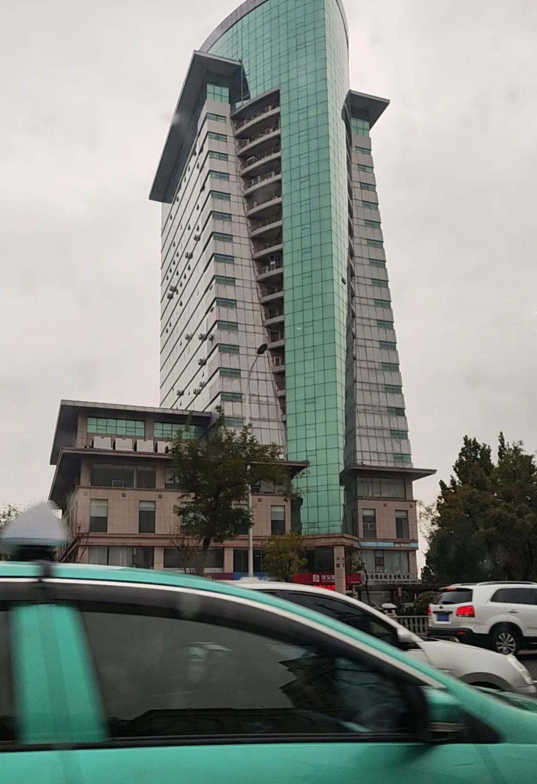 在淄博张店中润大道路口上这个大厦设计的好特别，今天跟朋友经过，朋友说好像一把出鞘