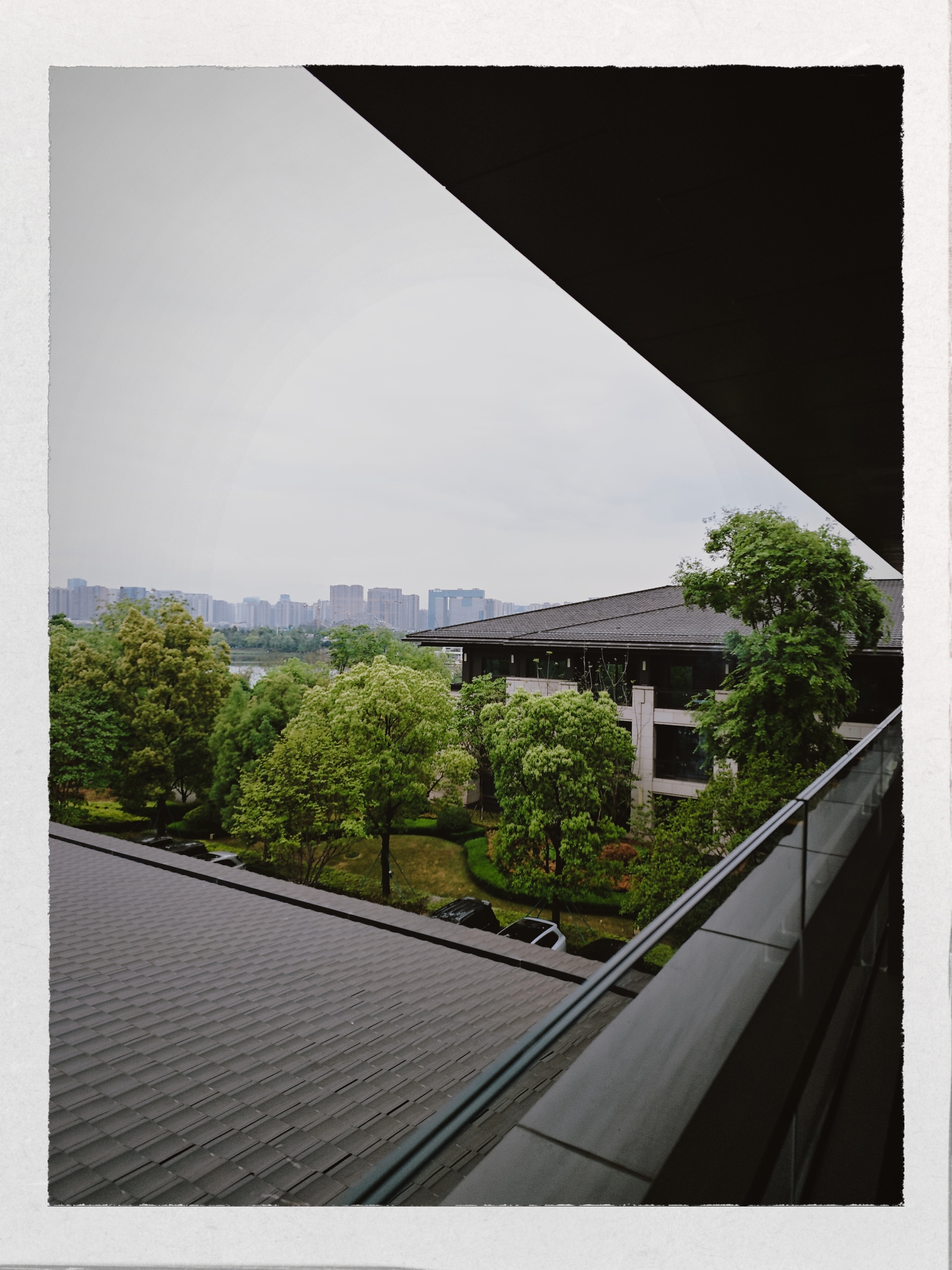 飞行汽车已经走进现实了咱就实事求是一点，做事情踮起脚尖够的着才行，目前电驴和网约