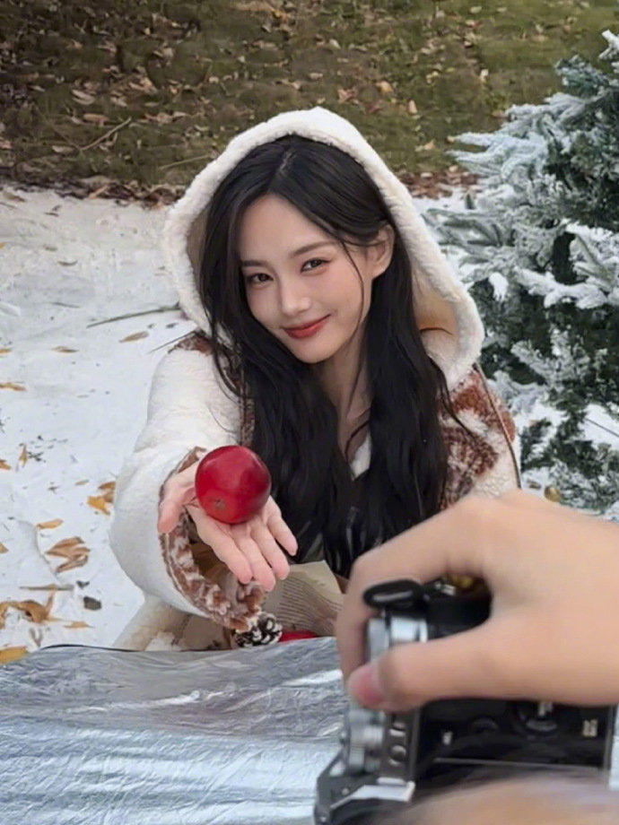 #李一桐冬日红苹果妆#冬日红苹果妆🍎 ​漂亮姐姐漂亮姐姐mua一口苹果🍎～ 
