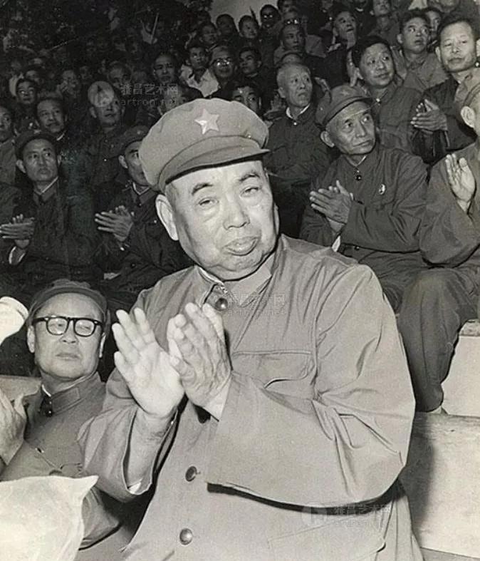 1978年5月11日清晨六点，南京雨势未歇，军区门口一辆越野车匆匆驶出，车里抱着