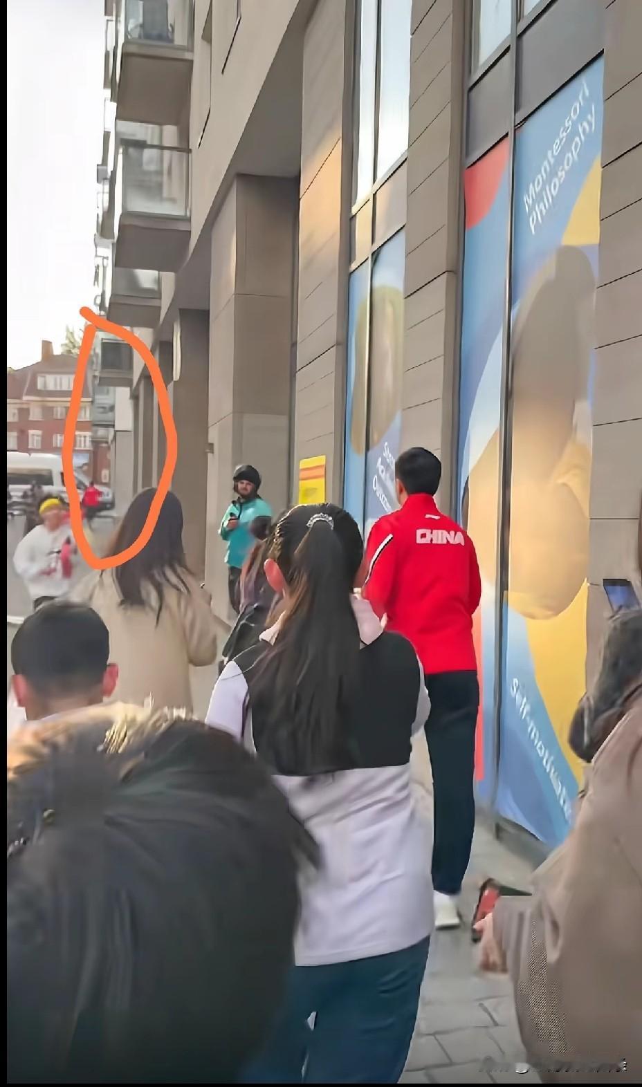 一个是蛇形跑位，无影无踪的许昕。
一个是笑着让球迷去找王楚钦的马龙。
王楚钦有这