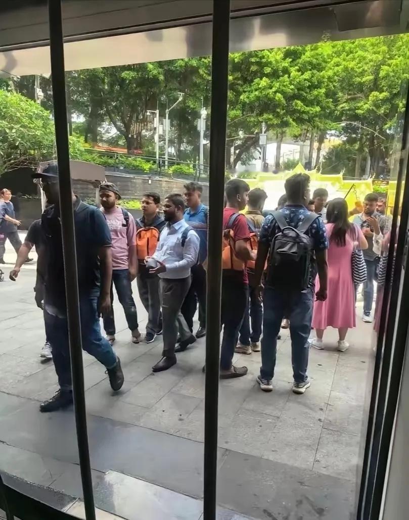 最近有个事儿挺值得聊聊。

国内多个机场陆续遣返了一批印度旅客，原因倒不复杂：说