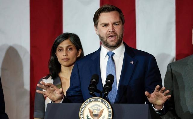 伊朗太聪明了，又把球踢给了美国。美国不是要封锁霍尔木兹海峡吗？那好，伊朗直接宣布