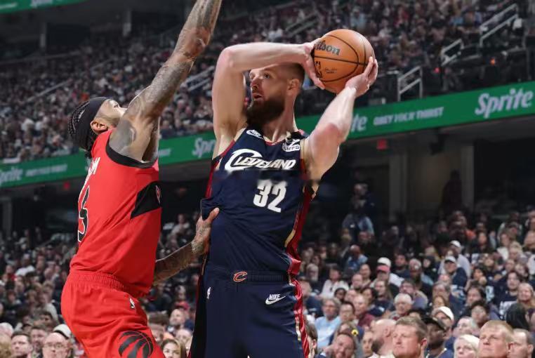 迪恩-韦德也是很神奇。数据非常一般，进攻效率和三分命中率也算不上非常出色，防守能