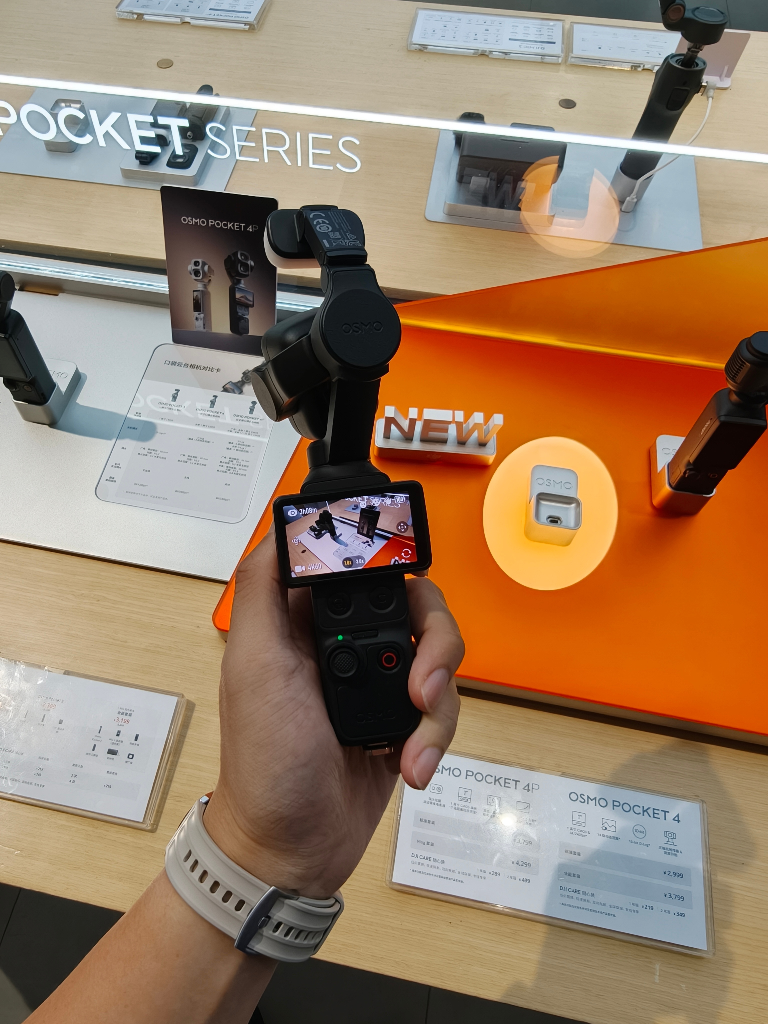大疆Pocket4P，线下每个店似乎都没几台，海鲜市场价格要比影石LunaUlt